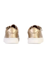 Scarpe sintetiche dorate con texture perforata, basso profilo e suola in gomma bianca. Presentano una chiusura con zip laterale per un facile accesso.