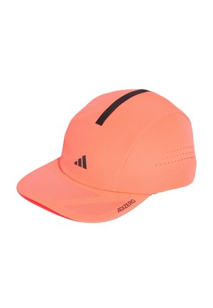 Heldere koraalkleurige sportpet met een gebogen klep, zwart Adidas-logo, ventilatiegaatjes aan de zijkant en "ADIZERO" gedrukt op de klep.