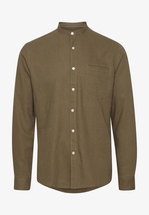 Cămașă button-up de culoare verde măsliniu cu guler band, având un singur buzunar pe piept, butoane albe și un material texturat.