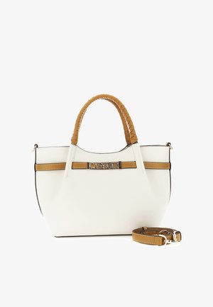 Biała torebka o fakturowanej powierzchni z brązowymi, plecionymi uchwytami, odpinanym brązowym paskiem na ramię oraz złotym logo "CAFE NOIR" na przednim poziomym pasku.