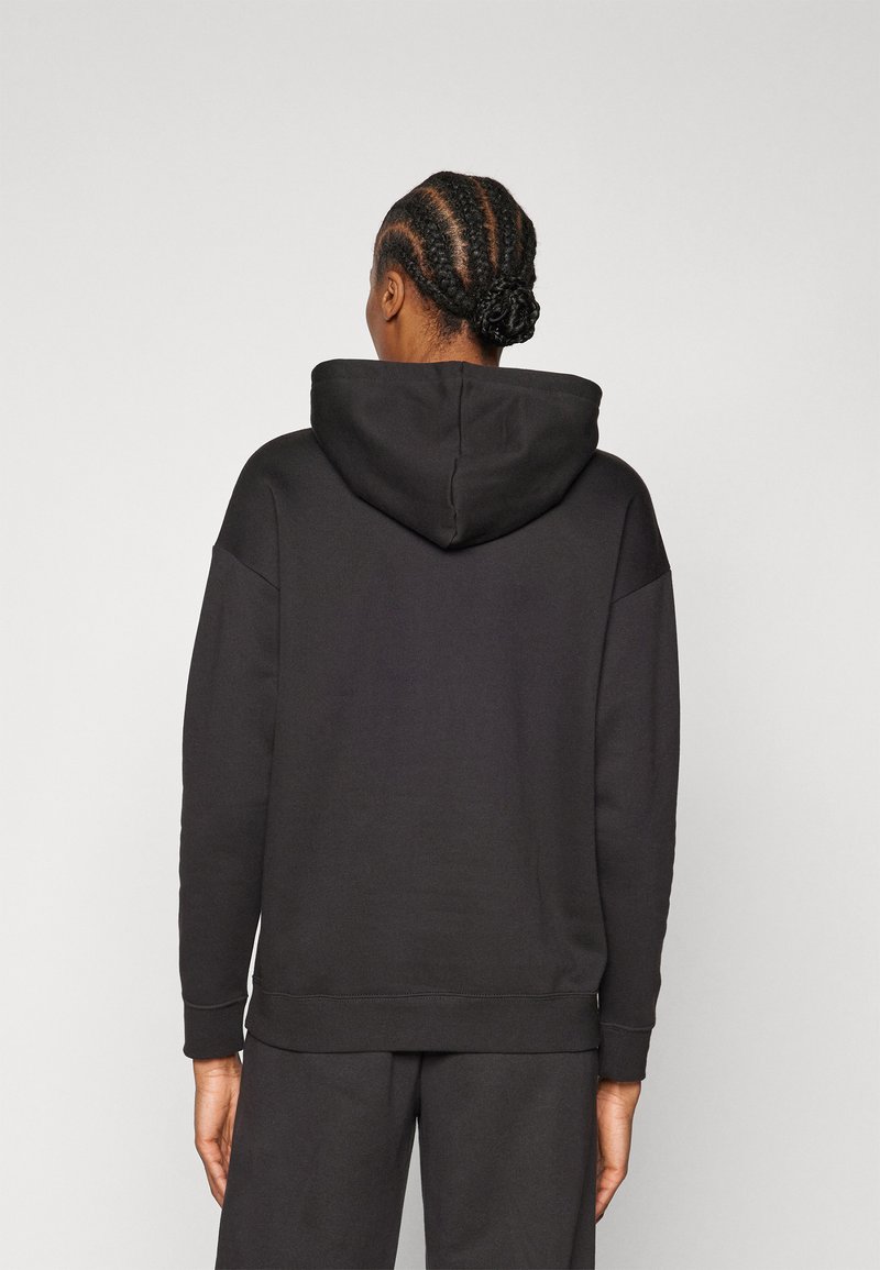 Schwarzer Kapuzenpullover mit Kängurutasche, weichem Material und Kordelzugkapuze, mit gerippten Bündchen und Saum, von hinten betrachtet.