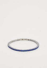 Bracciale in metallo argento con una serie di pietre blu incastonate in un design a griffe, dotato di chiusura a gancio e struttura a maglie flessibili.