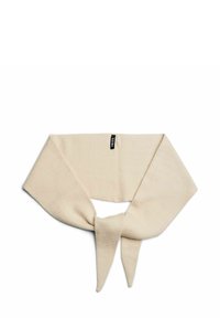 Bufanda de punto color crema con un lazo triangular en los extremos, con una textura suave y una pequeña etiqueta negra cosida en un lado.