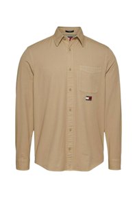 Camicia beige a maniche lunghe in cotone, con colletto, taschino frontale e toppa con logo in rosso, bianco e blu sul petto.