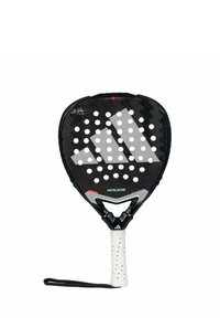 Raquette de padel noire avec une surface perforée, design en fibre de carbone texturée, poignée blanche avec des accents rouges et une sangle de poignet attachée.