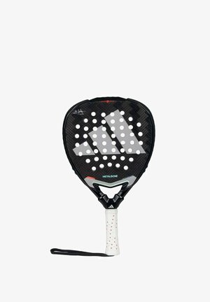 Schwarzer Padel-Schläger mit perforierter Oberfläche, strukturiertem Carbonfaser-Design, weißem Griff mit roten Akzenten und einem angebundenen Handgelenkband.