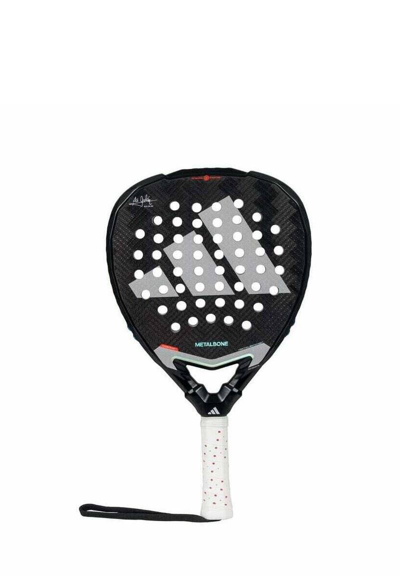 Raquette de padel noire avec une surface perforée, design en fibre de carbone texturée, poignée blanche avec des accents rouges et une sangle de poignet attachée.