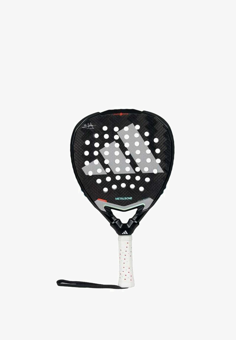 Zwarte padelracket met een geperforeerde oppervlakte, textuur van koolstofvezel, witte grip met rode accenten en een bevestigde polsband.