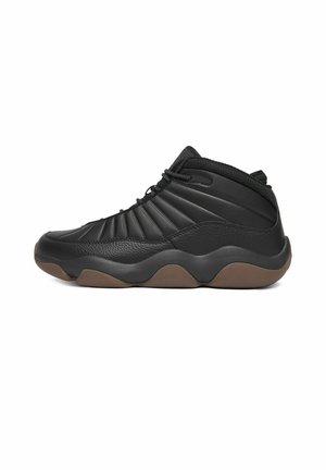 Czarny sneaker typu mid-top z teksturowaną skórzaną cholewką, wyściełanym kołnierzem, sznurowanym przodem i grubą brązową gumową podeszwą z falistym wzorem.