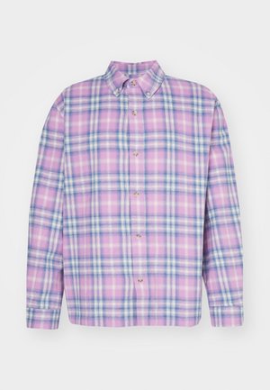 Langærmet skjorte med knapper i lyserødt, blått og hvidt ternet mønster, med knaplukket krave og knapper foran.