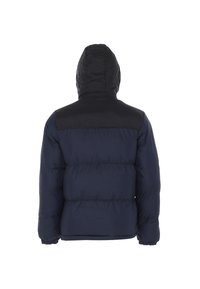 Námořnická modrá péřová bunda s kapucí, která má hladký povrch a kontrastní tmavý panel na ramenou, nařasené manžety a boxy střih.