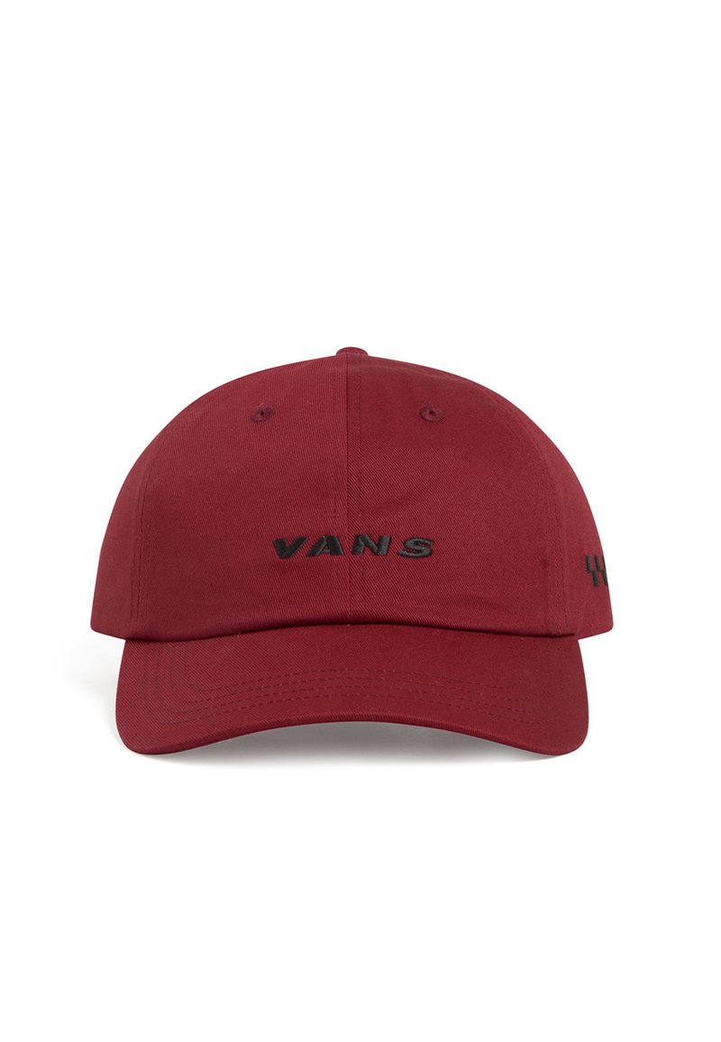 Gorra color marrón de algodón con visera curva. Presenta el logo "VANS" en bordado negro en la parte frontal y un patrón de cuadros en el lateral.