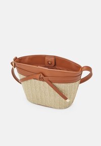 Tkana torebka ze słomy z brązowym wykończeniem z ekologicznej skóry, z węzłem jako detalem i zapięciem na zatrzask. Kompaktowy, owalny kształt z pojedynczym uchwytem.