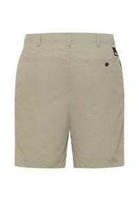 Pantaloni corti beige con vita piatta, tasche posteriori e un'etichetta con logo sul lato destro. Realizzati in un materiale liscio e leggero.