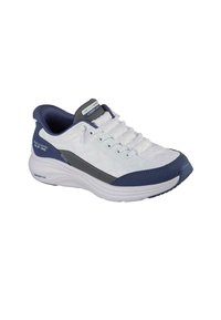 Zapatillas blancas y azul marino con textura acolchada, cierre de cordones y una gruesa suela blanca etiquetada como 'Contour Foam'. Presenta acentos en gris.