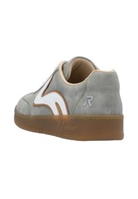 Sneaker in suede grigio con un design del logo bianco e marrone, suola in tessuto beige e chiusura con lacci. Fodera interna liscia.