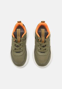Grüne Netzsneaker mit orangefarbenen und schwarzen Akzenten, weißen Sohlen, Schnürdesign und gestreiftem Zugtab an der Ferse.