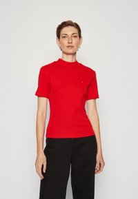 Tommy Hilfiger SLIM CODY CROP MOCK - Camiseta básica - fierce red