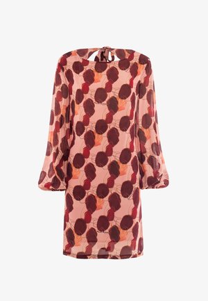 Robe à manches longues en tissu léger et transparent, avec une base rose et un motif floral abstrait rouge et orange. Elle possède un lien au dos.