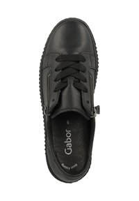 Baskets en cuir noir avec bout arrondi, surface texturée, lacets et double fermeture éclair sur les côtés. Intérieur doux avec logo près du talon.