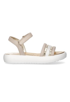 Sandalia beige con tres tiras, dos en acabado mate y una en acabado metálico. Suela blanca acolchada y tira en el tobillo con cierre ajustable.