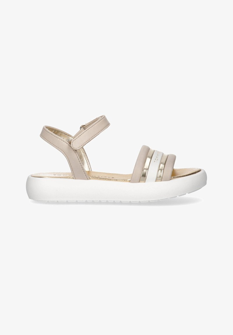 Sandalia beige con tres tiras, dos en acabado mate y una en acabado metálico. Suela blanca acolchada y tira en el tobillo con cierre ajustable.