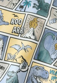 Tegneseriestoff med fargerike dinosaurillustrasjoner, vulkaner og snakkebobler. For det meste blå, beige og svarte farger.