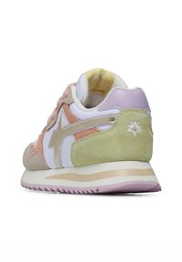 Sneaker multicolore in suede rosa, verde e beige con dettagli bianchi e dorati. Caratterizzata da una suola imbottita e sovrapposizioni testurizzate.