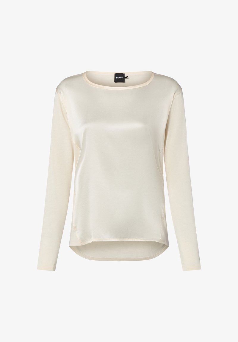 Blouse en crème à manches longues pour femmes, avec encolure ronde, panneau avant légèrement brillant et ourlet arrondi, étiquetée avec une étiquette noire "BOSS" à l'intérieur du col.
