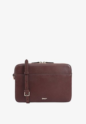 Braune Lederhandtasche mit strukturiertem Finish, Reißverschluss und verstellbarem Trageriemen. Mit einem dezenten Logo-Detail auf der unteren Front.