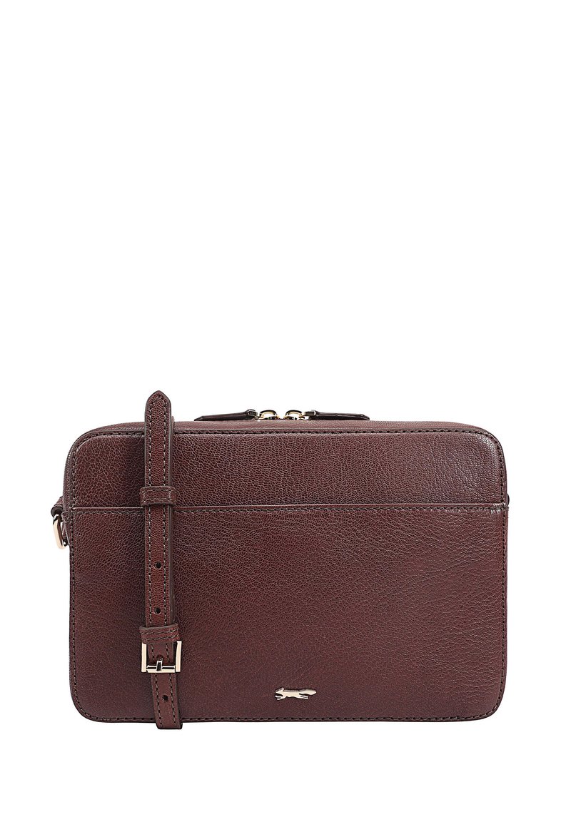 Sac en cuir marron avec une finition texturée, fermeture éclair et bandoulière réglable. Présente un détail logo discret sur le bas à l'avant.