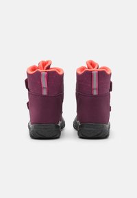 Mittelhohe lila und rosa Stiefel mit strukturiertem Design, Klettverschlüssen und schwarzen Gummisohlen. Innenfutter aus leuchtendem orangefarbenem Material.