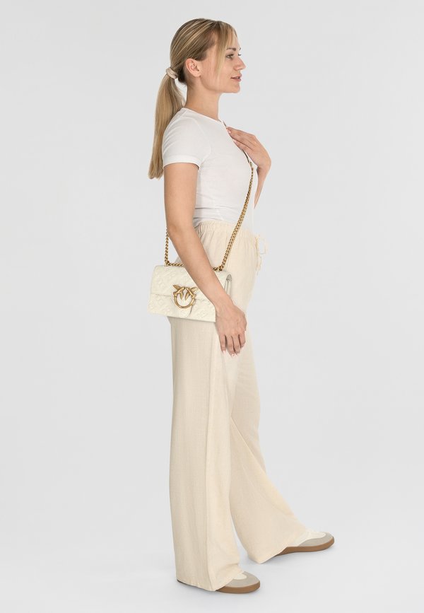 LOVE ONE LOGO - Umhängetasche - bianco seta antique gold