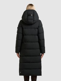 Manteau matelassé noir avec un design long et ajusté. Comprend une capuche spacieuse, une texture matelassée et un logo au niveau du cou.