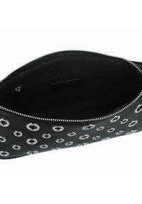 Pochette in pelle nera con dettagli in grommet argentati circolari, chiusura a zip e foderatura interna liscia con una tasca aggiuntiva.