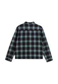 Koszula flanelowa w ciemnozieloną i czarną kratę, z kołnierzykiem, długimi rękawami i zapięciem na guziki przy mankietach. Miękka tekstura, klasyczny design.
