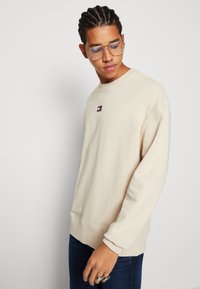 Tommy Jeans RLX XS BADGE CREW - Felpa - classic beige