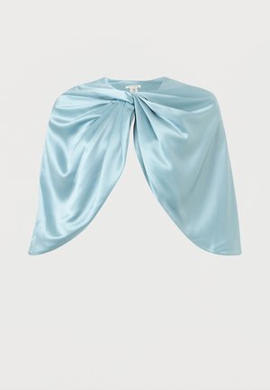 Hellblauer Satin-Schal mit einem verdrehten Knoten in der Mitte, der drapierte Falten vor einem einfarbigen Hintergrund erzeugt.