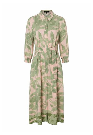 Lange shirtjurk op een roze achtergrond met groene bladerenpatronen, met kraag en knopen langs de voorkant, en een strikceintuur. Heeft elastiсk cuffs met mouwen.