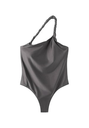 Bañador gris oscuro de un solo hombro con una tira retorcida en el lado izquierdo, tela lisa y diseño con pierna de corte alto.