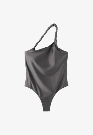 Maillot de bain gris foncé à une épaule avec une bretelle torsadée du côté gauche, tissu lisse et design à jambes hautes.