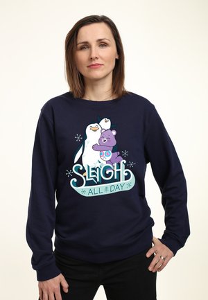 Námořnická mikina s grafikou kresleného tučňáka a medvěda. Text zní "SLEIGH ALL DAY" s akcenty sněhových vloček a volnějším střihem.