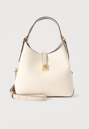 Béžová kabelka z hrubozrnnej kože s horným držadlom, odnímateľným ramenným popruhom a zlatým zapínaním uprostred prednej časti.