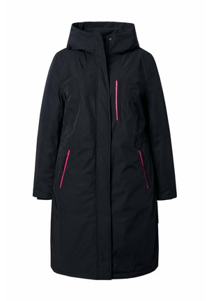 Schwarze Jacke mit hohem Kragen und Kapuze, ausgestattet mit zwei seitlichen Taschen und einer Brusttasche mit pinkfarbenen Reißverschlüssen zum Kontrast. Glattes, wasserabweisendes Material.