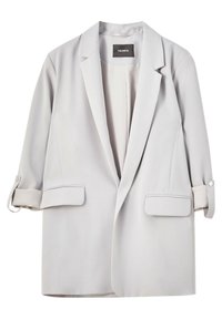 Blazer gris clair en tissu lisse, avec un col cranté, des poignets boutonnés, des poches à rabat et une coupe décontractée.