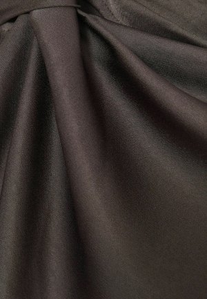 Ciemnobrązowa tkanina o gładkiej, satynowej teksturze, z delikatnym połyskiem i opadającymi fałdami, podkreślającymi jej miękkość i płynność formy.