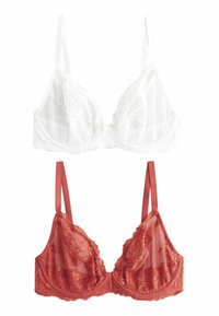Twee bh's: de ene is wit met kanten accenten en doorschijnende mesh cups, de andere in roestrood met bloemenkantpatronen en verstelbare bandjes.