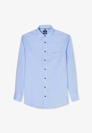 Hellblaues Herrenhemd mit langen Ärmeln, Knopfleiste, aufgesetzter Brusttasche und traditionellem Kragen vor weißem Hintergrund.