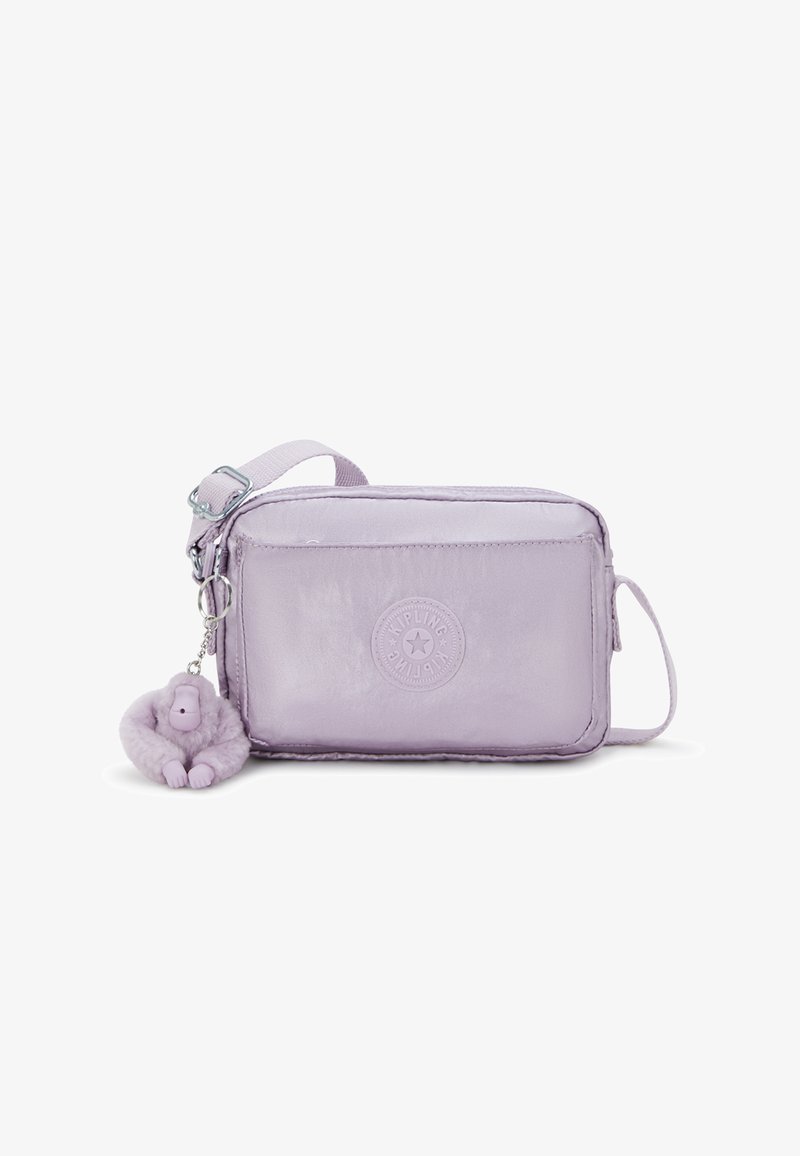 Lille lys lilla rektangulære crossover-taske med frontlomme, justerbar strop, Kipling-logo og en blød abe-nøglering vedhæftet.