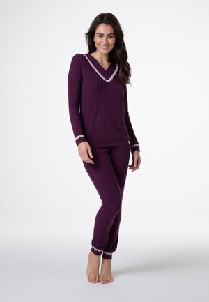 Set di abbigliamento da casa ribbed viola con top a V e polsini elastici, con bordo in pizzo bianco sul colletto e sui bordi delle maniche. Materiale in misto cotone.
